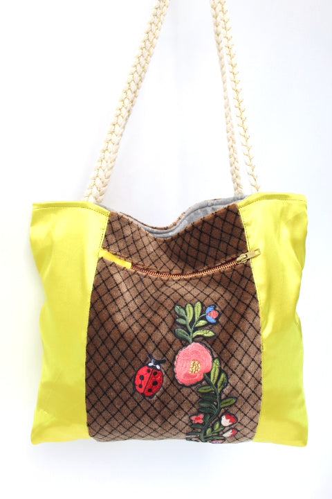 Sac cabas customisé (coccinelle + fleurs) avec grandes poches intérieure et extérieure - Fait main - Friperie en ligne