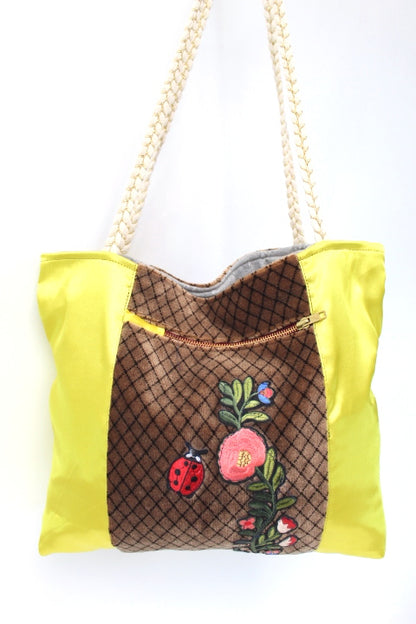 Sac cabas customisé (coccinelle + fleurs) avec grandes poches intérieure et extérieure - Fait main - Friperie en ligne