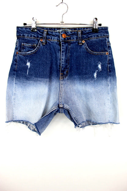 Short en jean usé et effiloché Caspita taille 36 - friperie femmes, vêtements d'occasion, seconde main