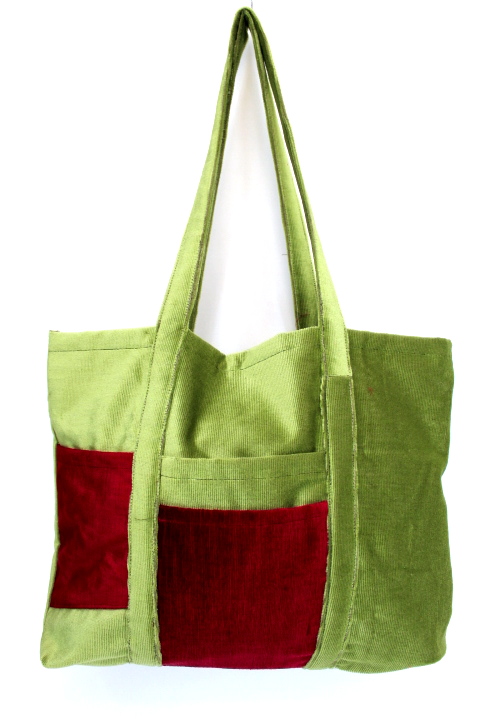 Grand sac cabas customisé avec trois poches extérieures - Accessoire de seconde main - Friperie en ligne