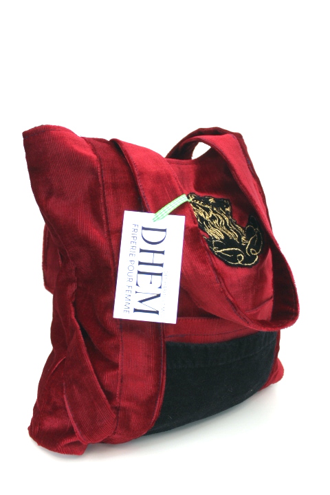 Sac bandoulière customisé avec lion - Une pochette intérieur et deux extérieur - Accessoire de seconde main - Friperie en ligne
