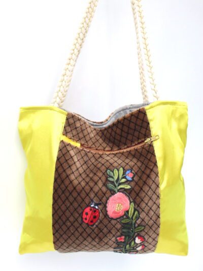 Sac cabas customisé (coccinelle + fleurs) avec grandes poches intérieure et extérieure - Fait main - Friperie en ligne