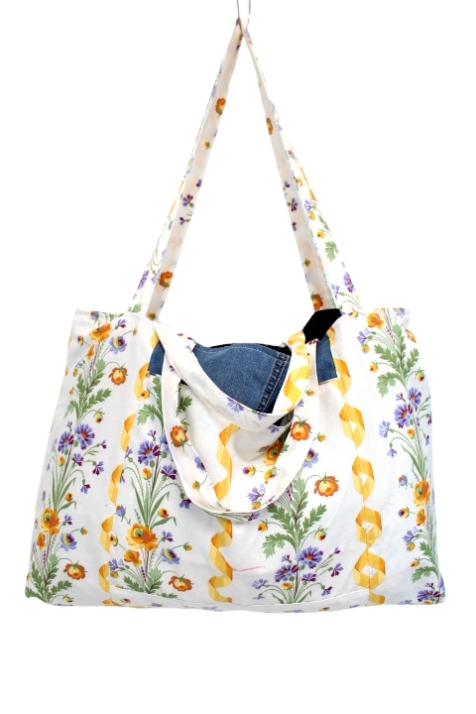 Sac cabas en tissu fleuri avec une poche avant à soufflet décorée et des anses de dimensions différentes - Fait main avec tissus recyclés - Friperie en ligne