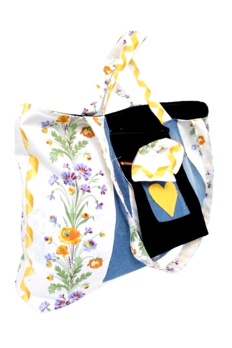 Sac cabas en tissu fleuri avec une poche avant à soufflet décorée et des anses de dimensions différentes - Fait main avec tissus recyclés - Friperie en ligne